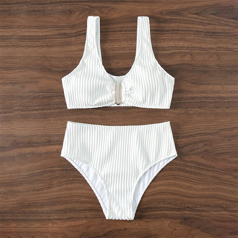 Damen Hochgeschnittener Bikini mit elegantem Rippendesign und moderner Schnalle