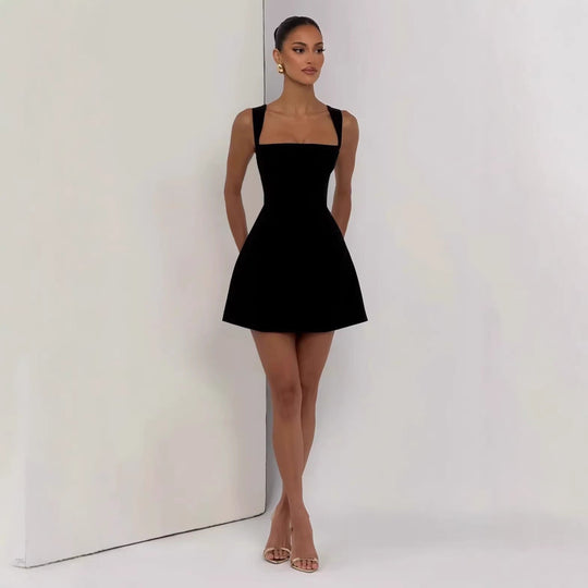 Damen figurbetontes Minikleid mit breiten Trägern und elegantem Ausschnitt