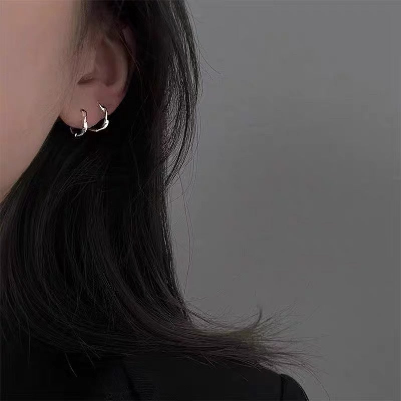 Damen Ring mit modernem, skulpturalem Design und eleganten Zierschlaufen Shop Nory