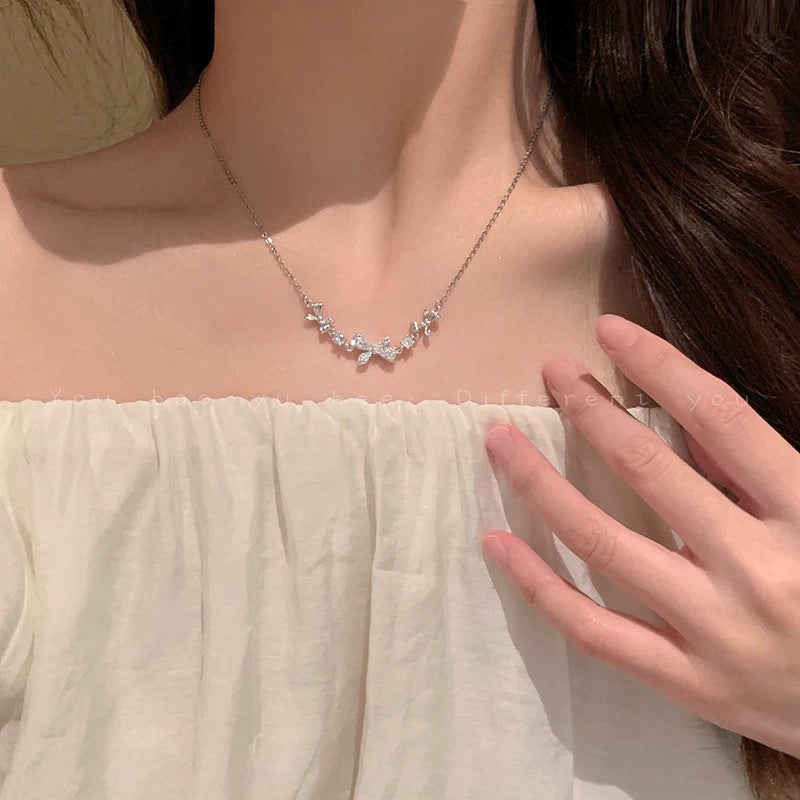 Damen zarte Halskette mit floralem Anhänger und funkelnden Akzenten Shop Nory