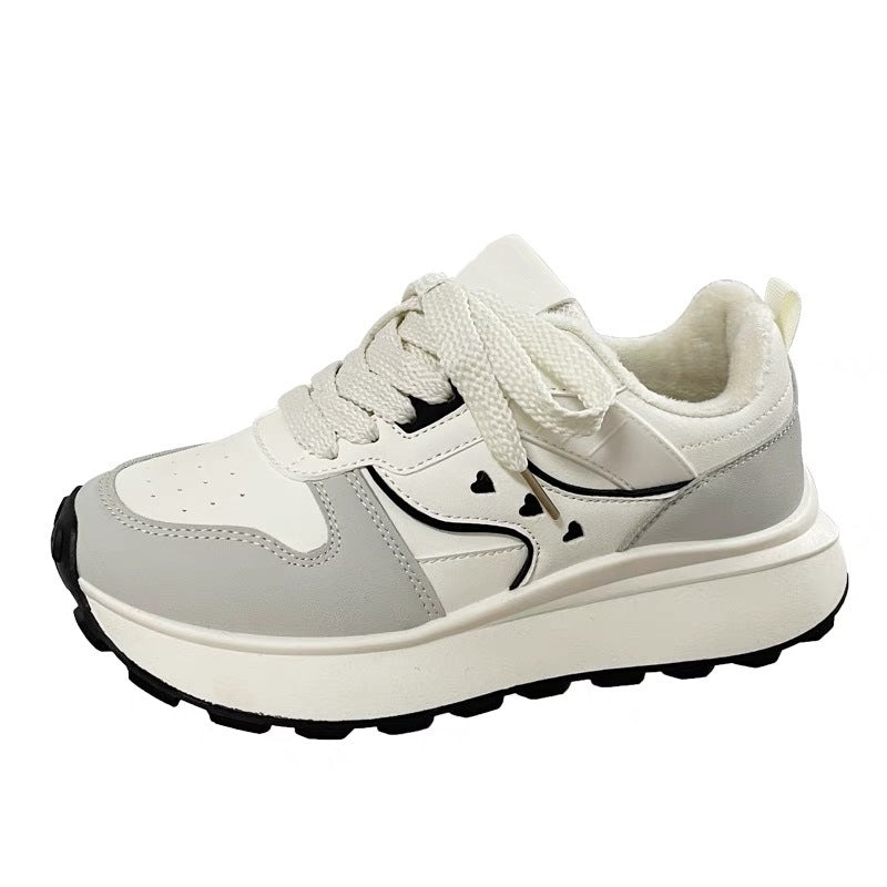 Damen Plateau‑Sneaker im Retro‑Trail‑Look mit Herz‑Ziernähten und grober Profilsohle Shop Nory