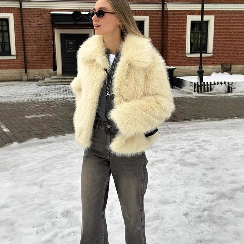 Damen Kurzblouson aus langfaserigem Kunstpelz mit kastiger Silhouette und Schalkragen Shop Nory