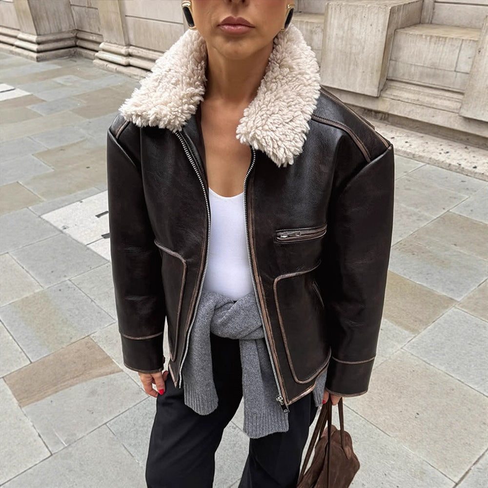 Damen Kurz geschnittene Lederimitat‑Fliegerjacke mit voluminösem Teddy‑Schalkragen und markanten Ziernähten Shop Nory
