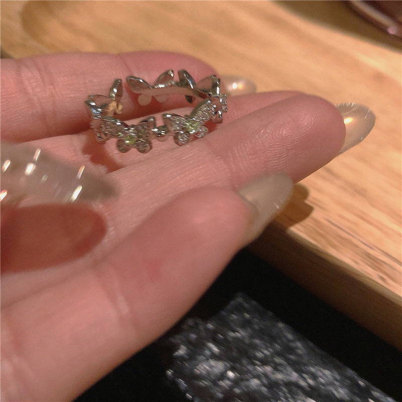 Damenring mit glänzenden Kristallakzenten und floralem Design Shop Nory