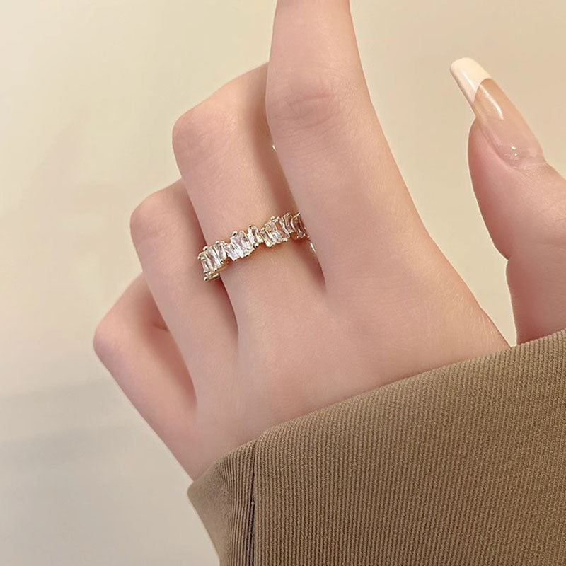 Damen eleganter Ring mit funkelnden Zirkonia-Steinen Shop Nory