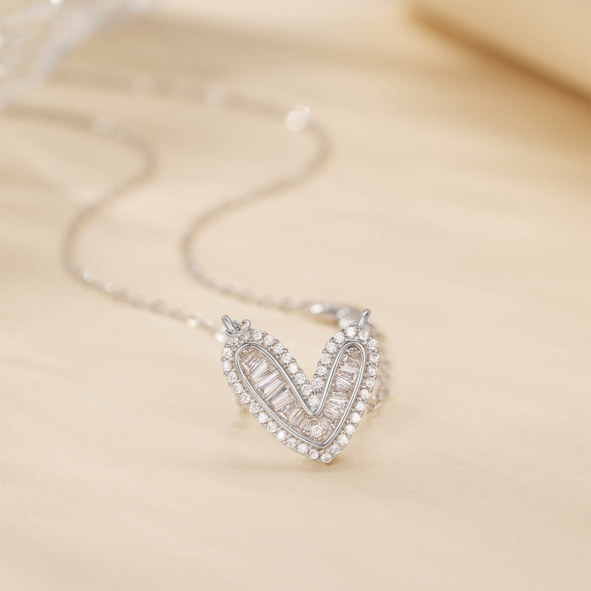Damen zarte Halskette mit herzförmigem Anhänger und funkelnden Zirkonia Shop Nory