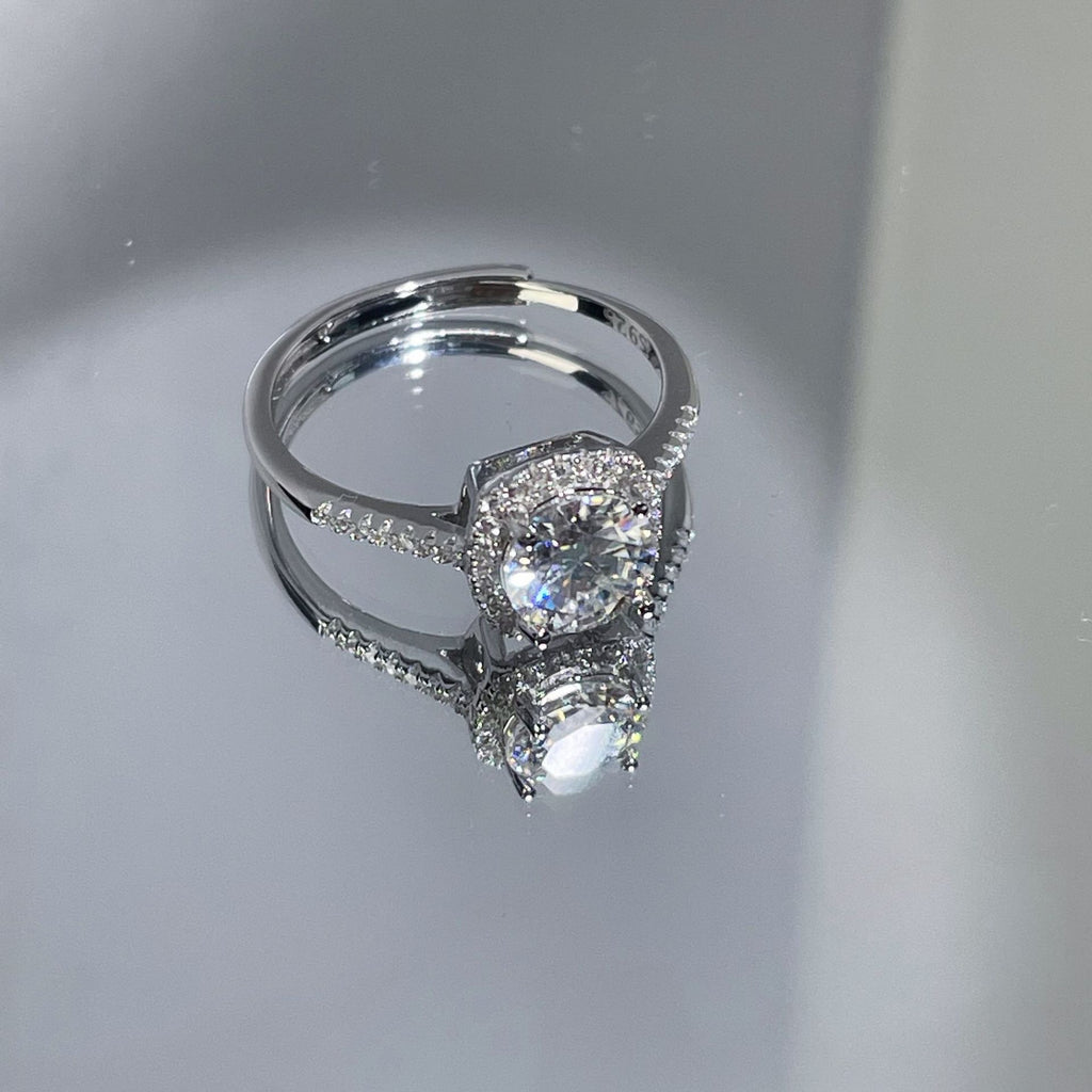 Damen Verlobungsring mit detailliertem Zirkonia-Anhänger und feinem Band Shop Nory