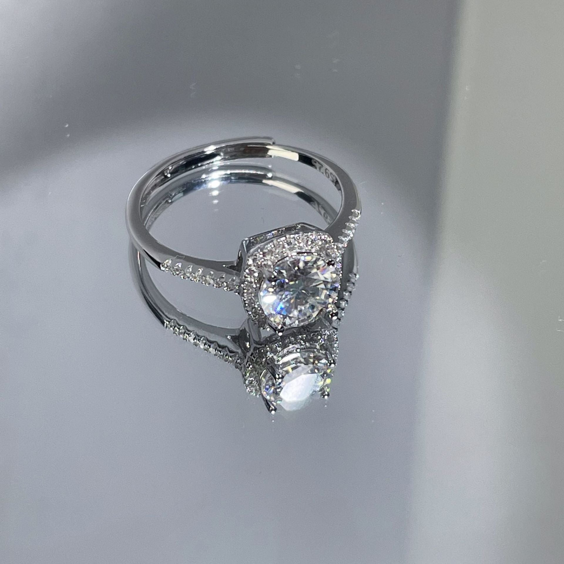 Damen Verlobungsring mit detailliertem Zirkonia-Anhänger und feinem Band Shop Nory