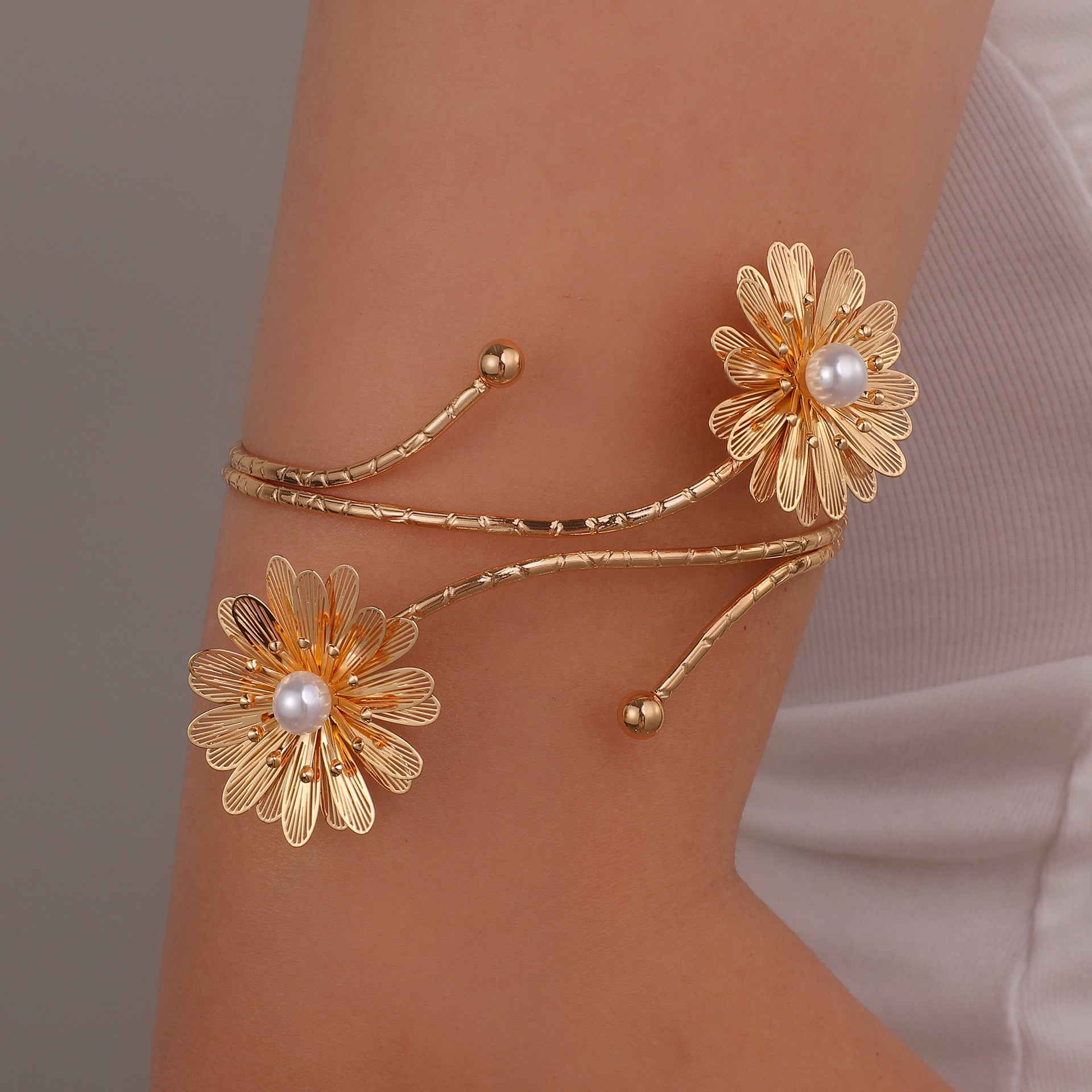 Damen eleganter Armschmuck mit floralen Motiven Shop Nory