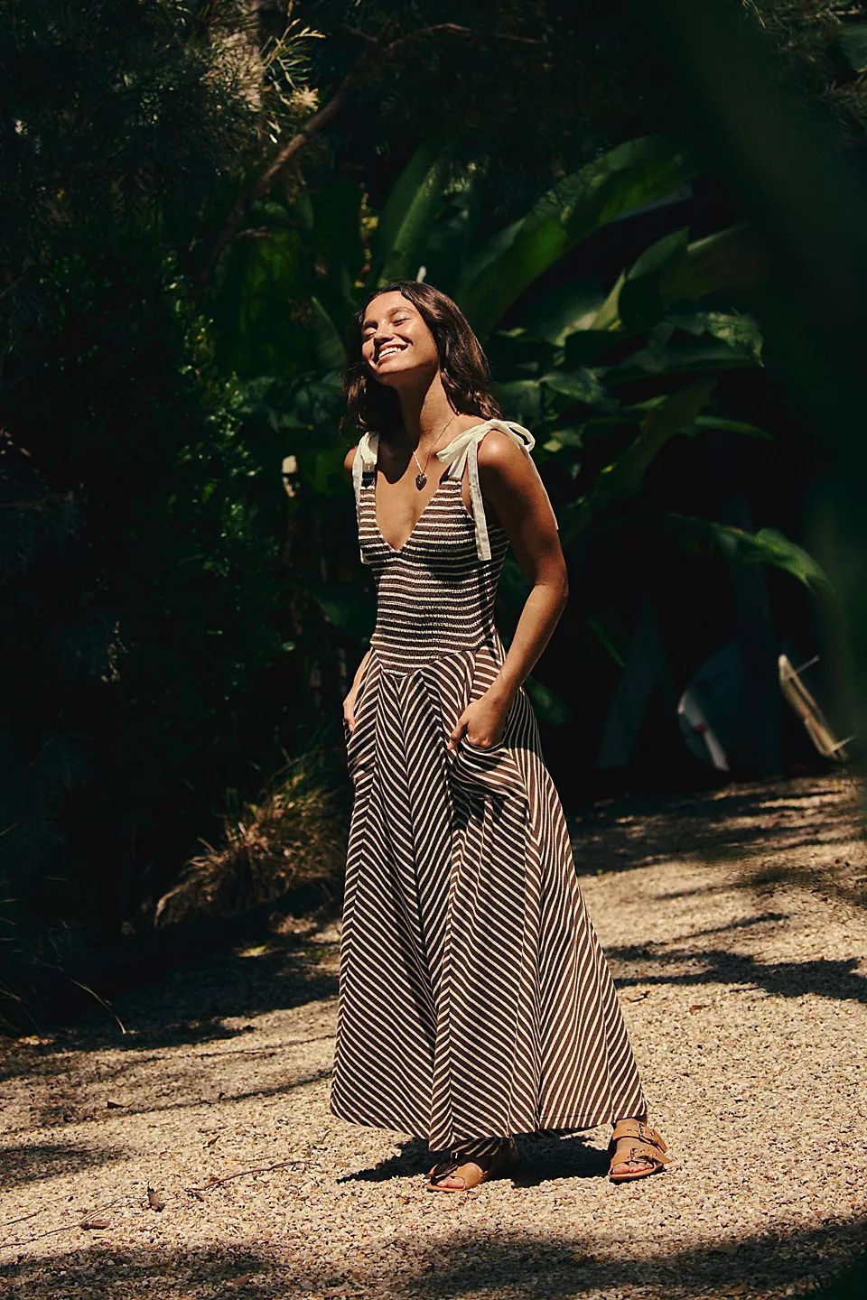 Damen Maxi-Sommerkleid mit verspielten Trägern und elegantem V-Ausschnitt