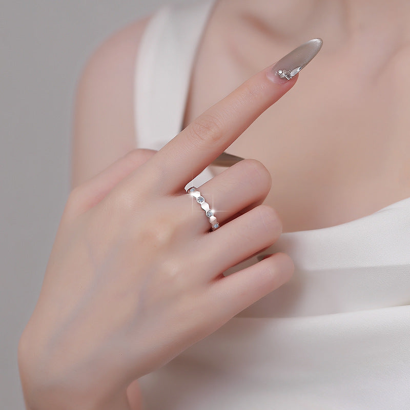 Damenring mit Zickzack-Design und funkelnden Zirkonia Shop Nory