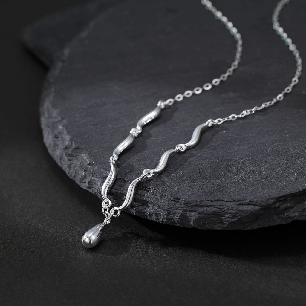 Damen elegante Kette mit geschwungenen Elementen und tropfenförmigem Anhänger Shop Nory