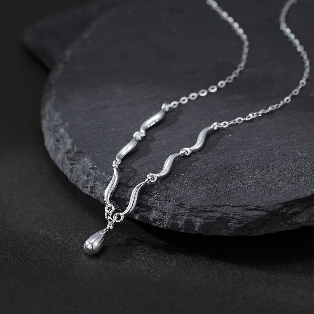 Damen elegante Kette mit geschwungenen Elementen und tropfenförmigem Anhänger Shop Nory