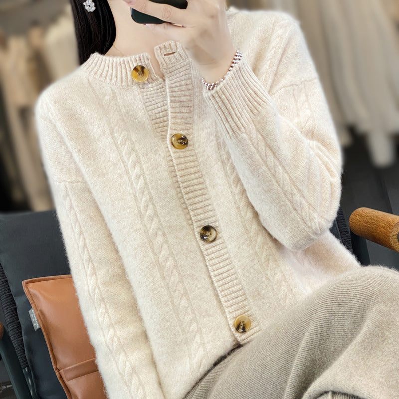 Damen Kaschmirähnlicher Zopfmuster‑Cardigan mit Rundhals und Hornoptikknöpfen Shop Nory