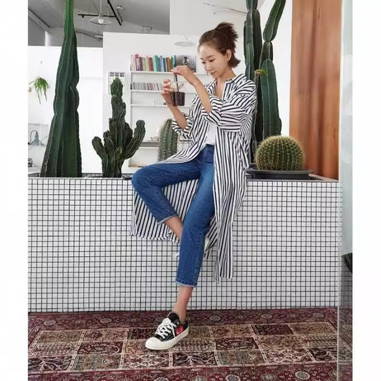 Damen Langes Gestreiftes Hemdmidaxi mit Stehkragen, Oversize‑Schnitt und tiefen Seitenschlitzen Shop Nory