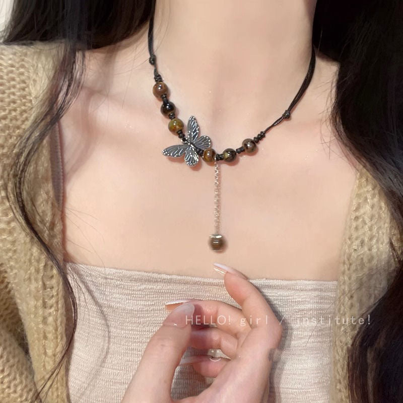 Damen Halskette mit filigranem Schmetterlingsanhänger und naturbelassenen Halbedelsteinen Shop Nory