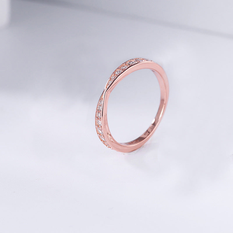Damen Moderner Ring mit zartem Wellenmuster und funkelnden Zirkonia-Steinen Shop Nory