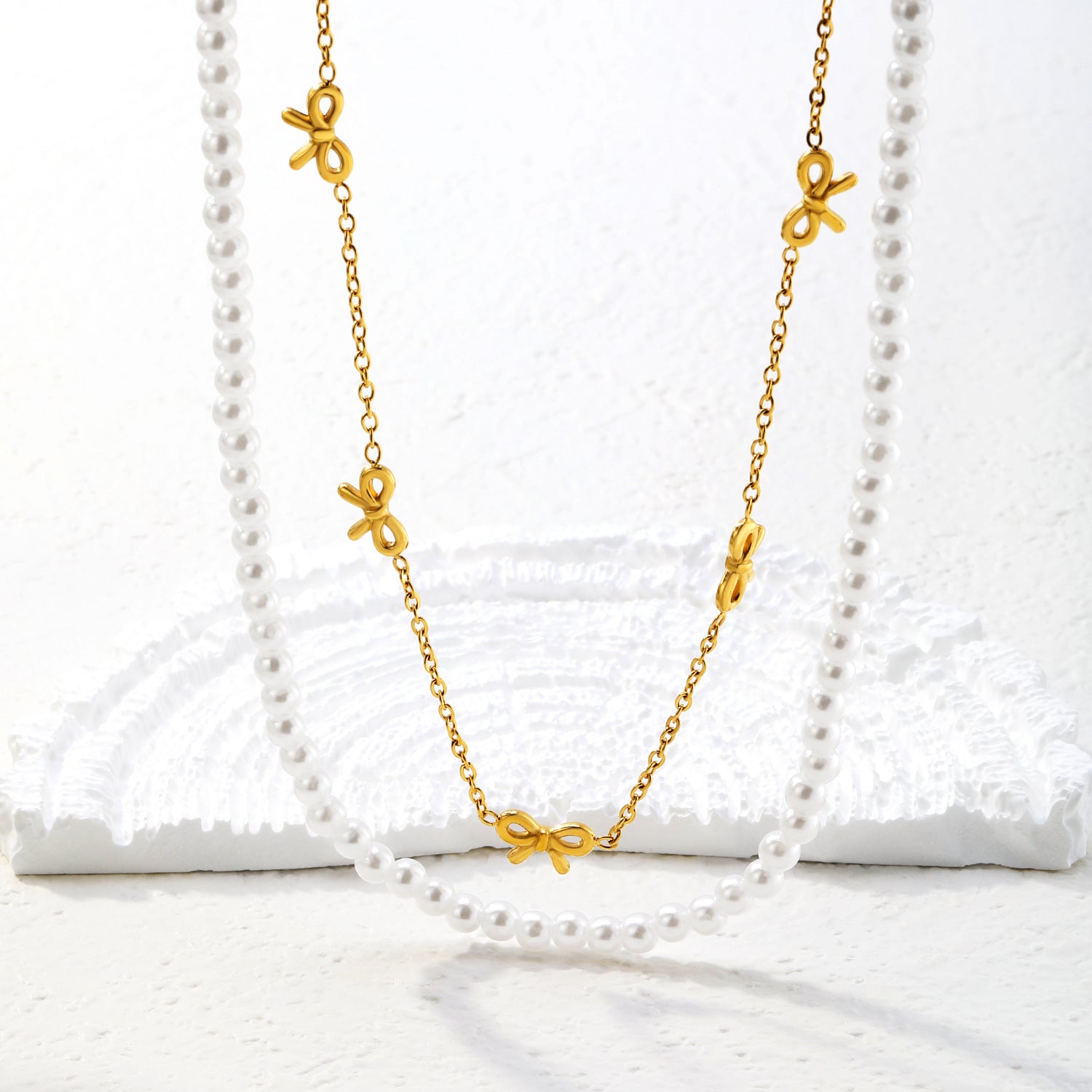 Damen mehrlagige Halskette mit zarten Perlen und eleganten Schleifenanhängern Shop Nory