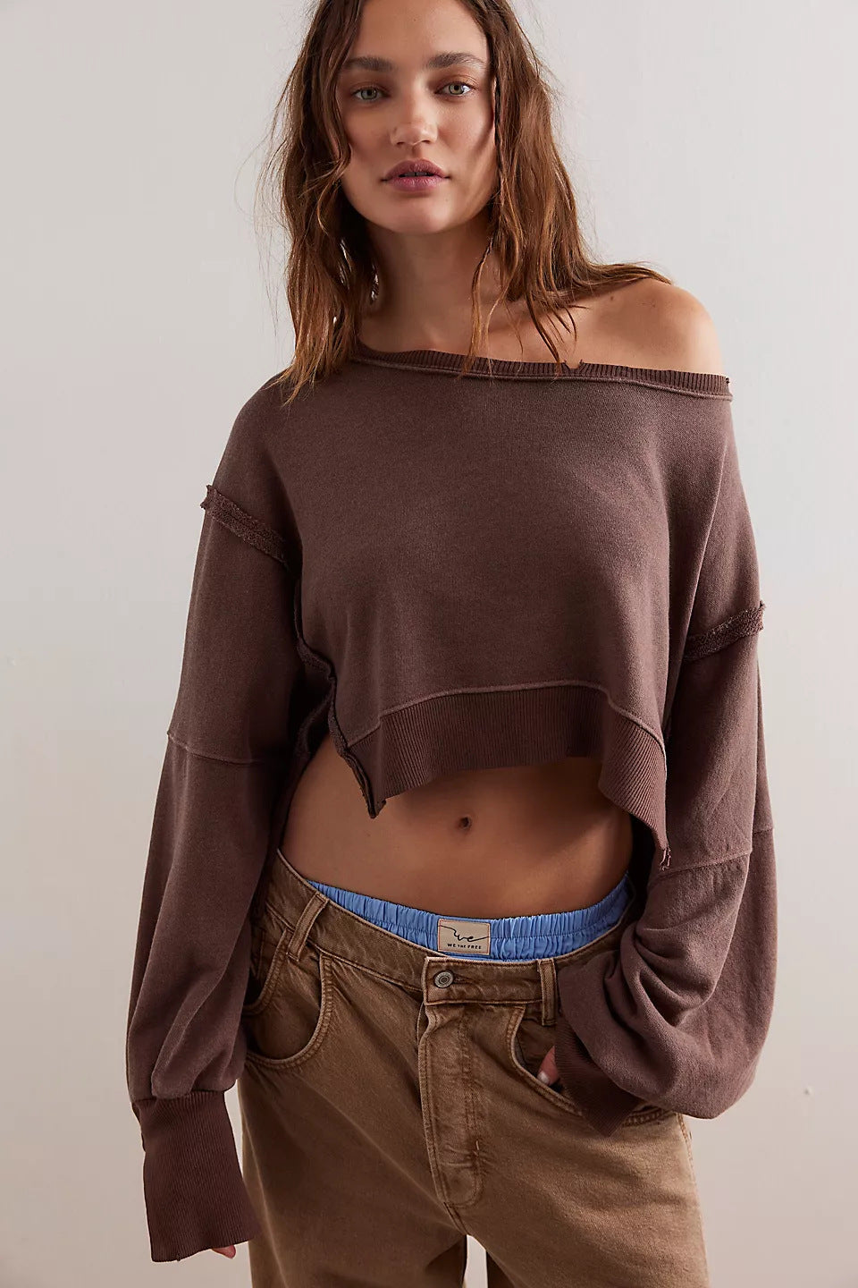 Damen cropped Oversize-Sweatshirt mit Daumenloch, fransigem Saum und weitem Raglanärmel Shop Nory