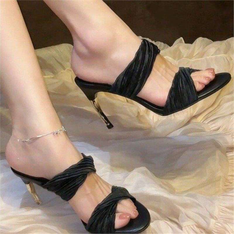 Damen Geplissierte Knöchelriemen‑Sandaletten mit gedrehten Bandagen und skulpturiertem Stiletto‑Absatz Shop Nory