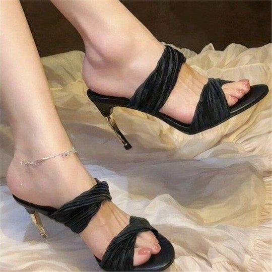 Damen Geplissierte Knöchelriemen‑Sandaletten mit gedrehten Bandagen und skulpturiertem Stiletto‑Absatz Shop Nory