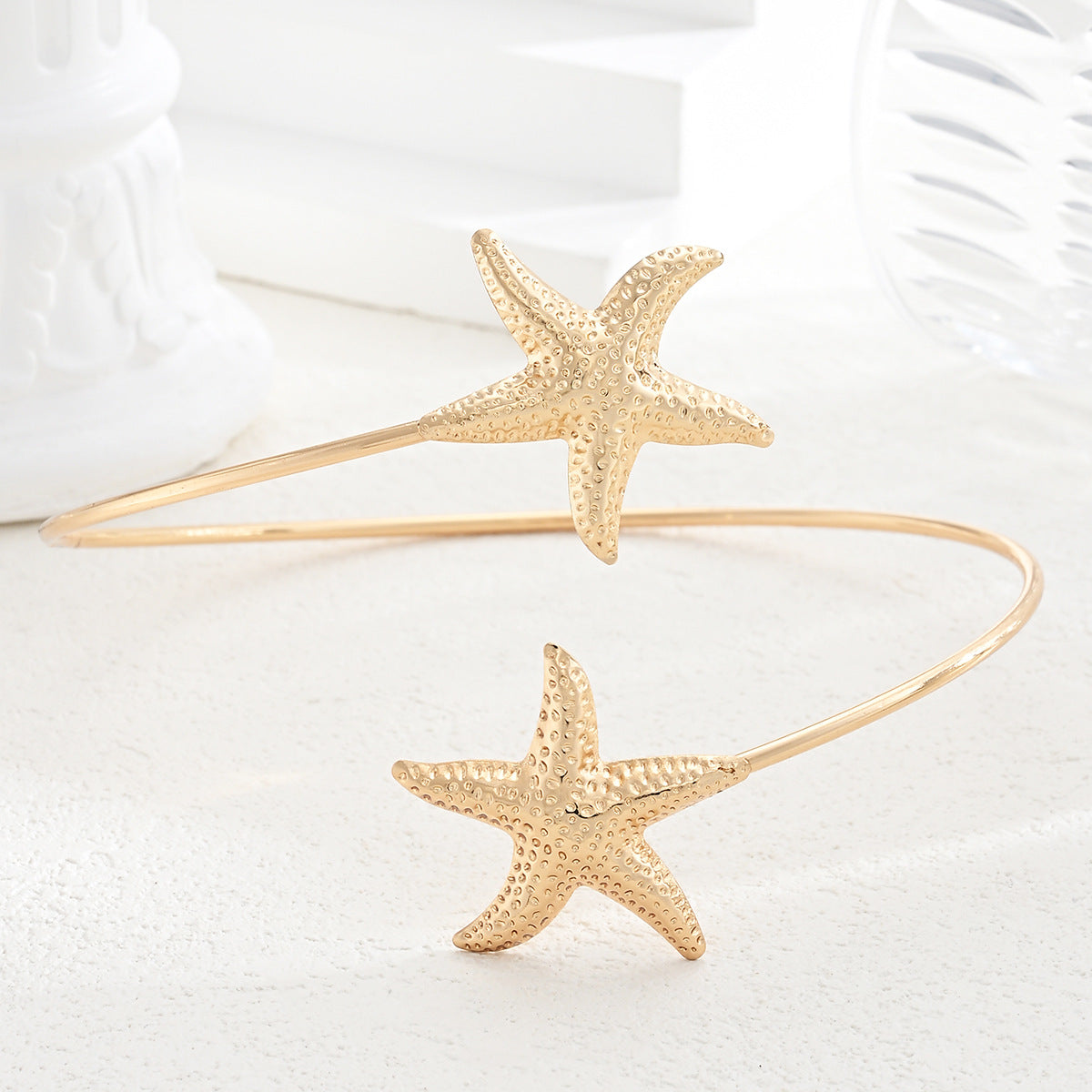 Damen goldfarbener Armreif mit maritimen Sternenmotiv Shop Nory