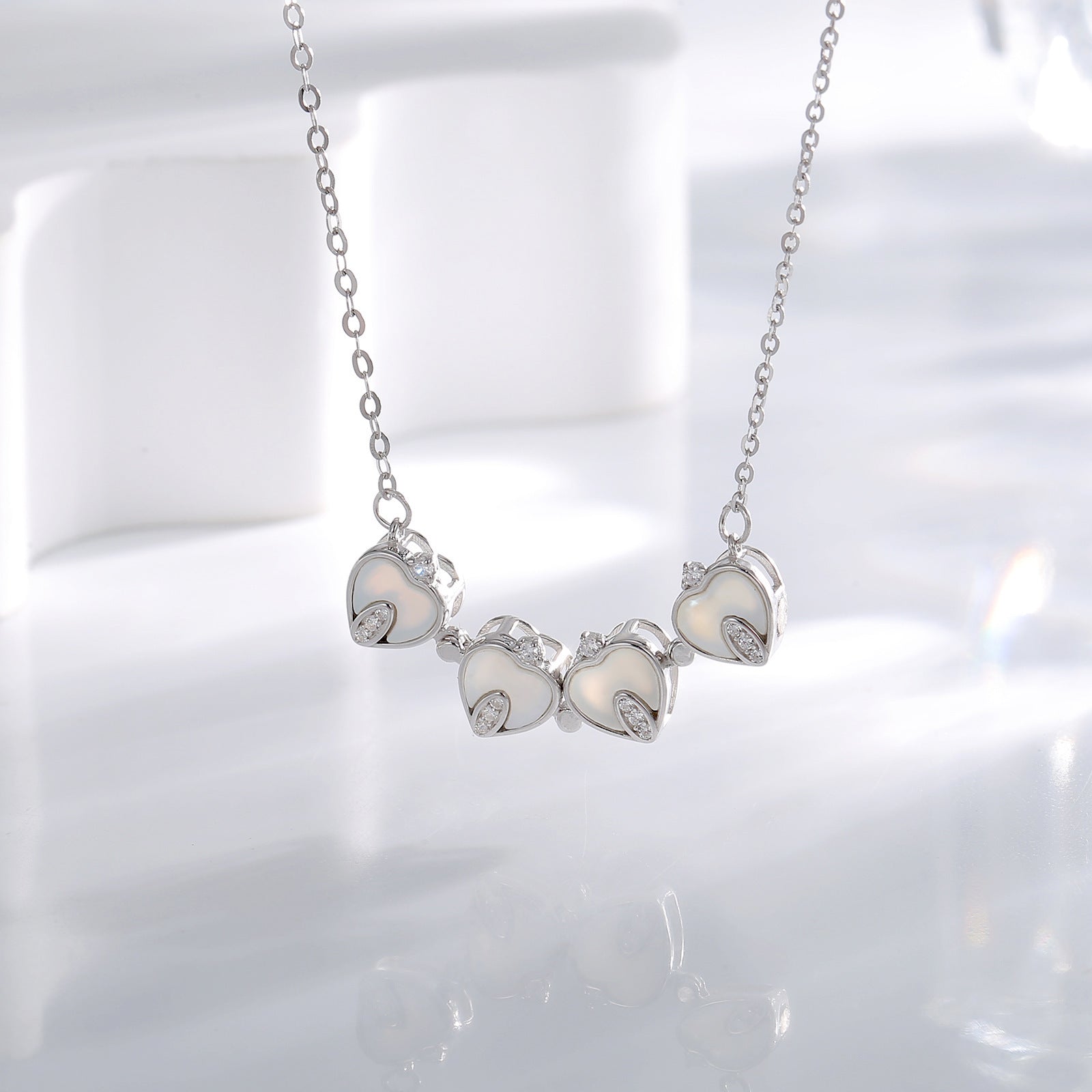Damen Halskette mit kunstvollem Herzdesign und funkelnden Zirkonia Shop Nory