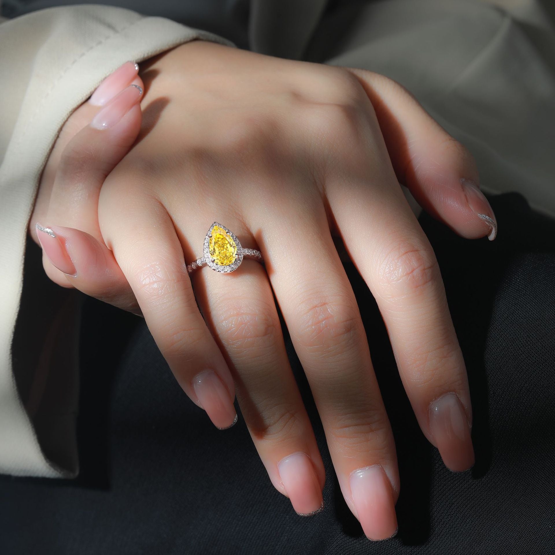 Damen eleganter Tropfenring mit funkelndem aquablauem Hauptstein und Zirkonia-Besatz Shop Nory