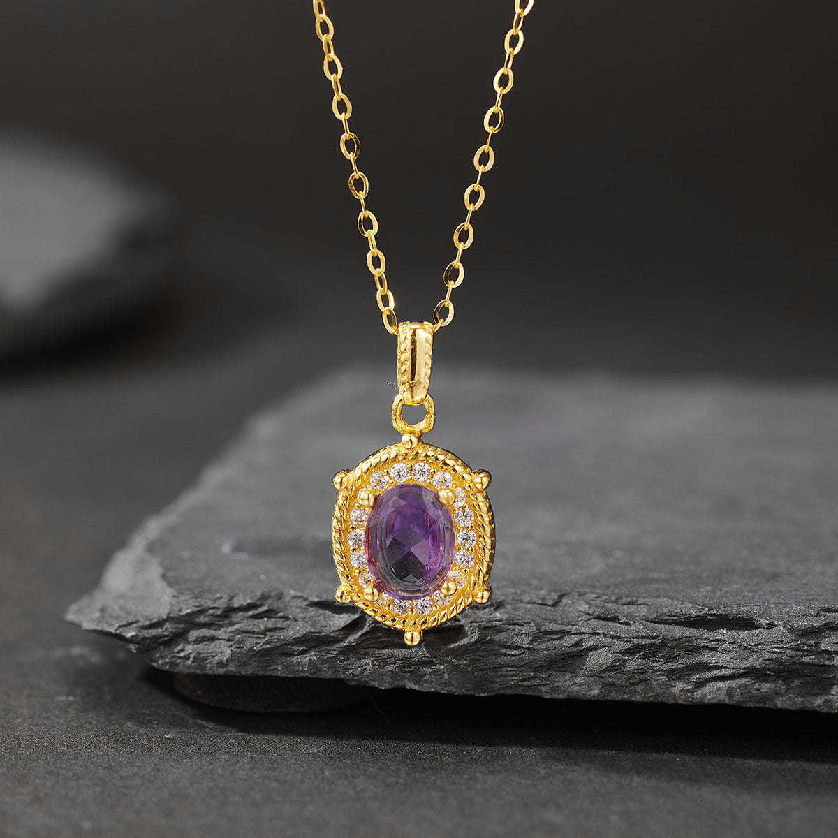 Damen Halskette mit ovalem Anhänger und detaillierter Zirkonia-Verzierung Shop Nory