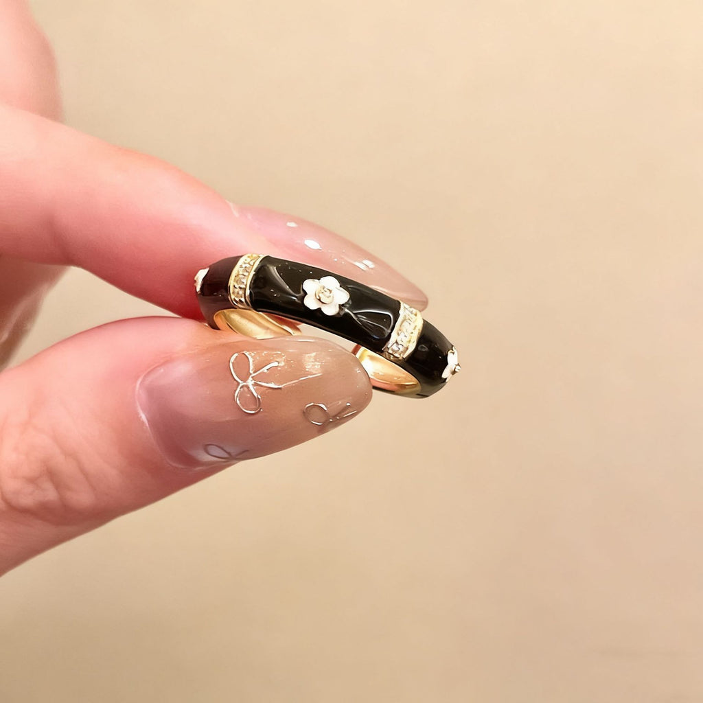 Damen eleganter Blütenring mit goldenen Akzenten Shop Nory