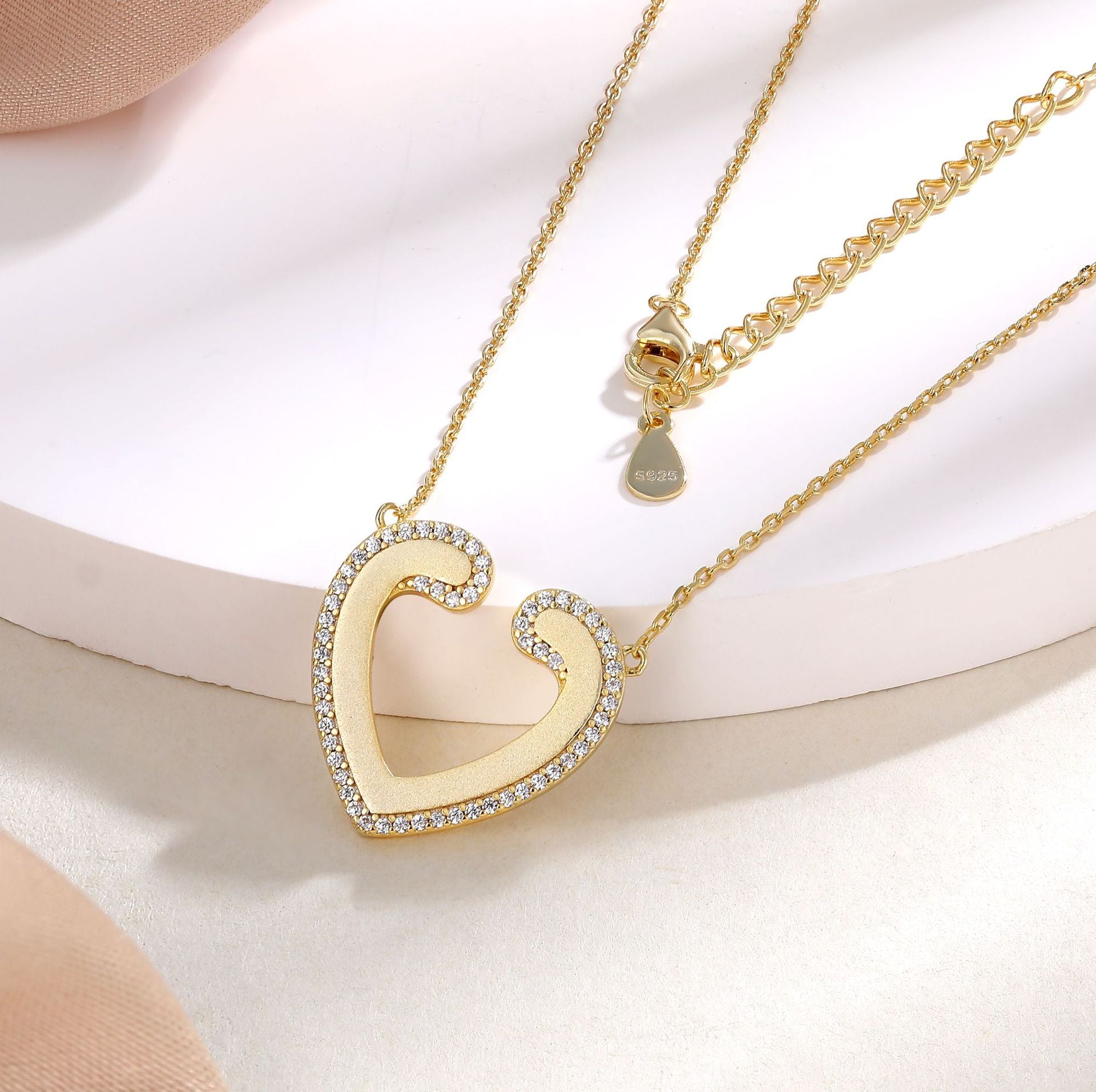 Damen Halskette mit herzförmigem Anhänger und funkelndem Zirkonia-Besatz Shop Nory