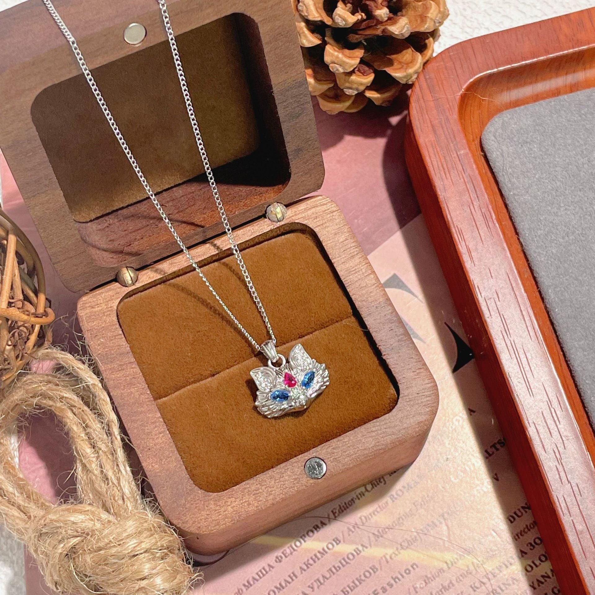 Damen Halskette mit detailliertem Katzenanhänger und strahlenden Kristallen Shop Nory