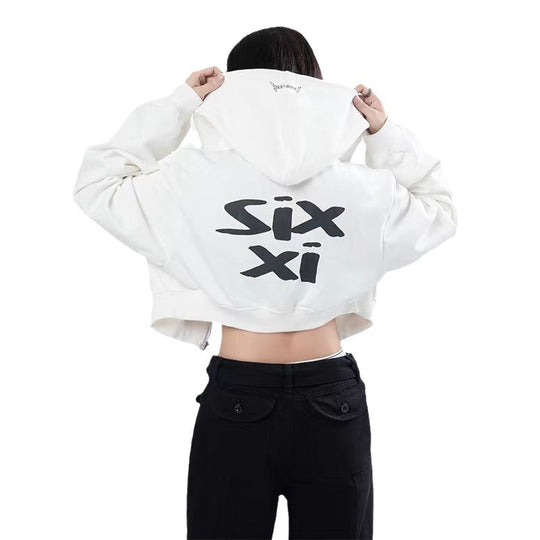 Damen nan cropped Kapuzenpullover im Streetwear-Style mit auffälligem Rückenprint und geripptem Saum Shop Nory