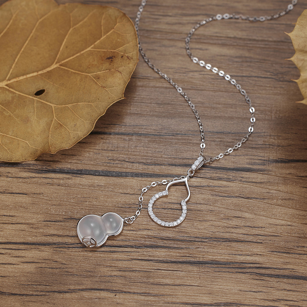 Damen Halskette mit funkelndem Anhänger und eleganten Designelementen Shop Nory