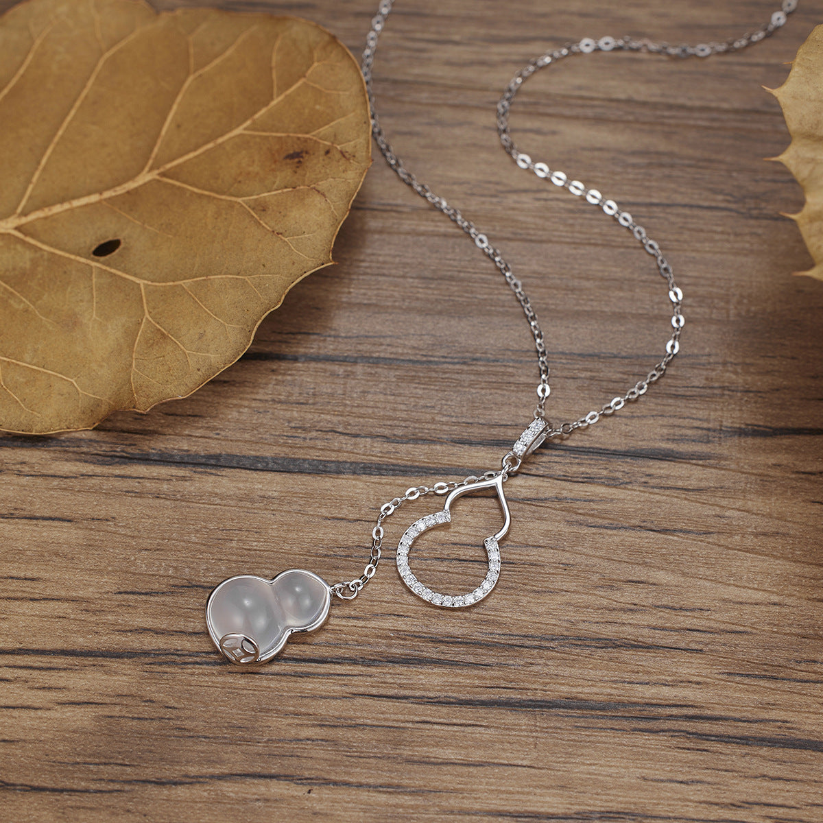 Damen Halskette mit funkelndem Anhänger und eleganten Designelementen Shop Nory