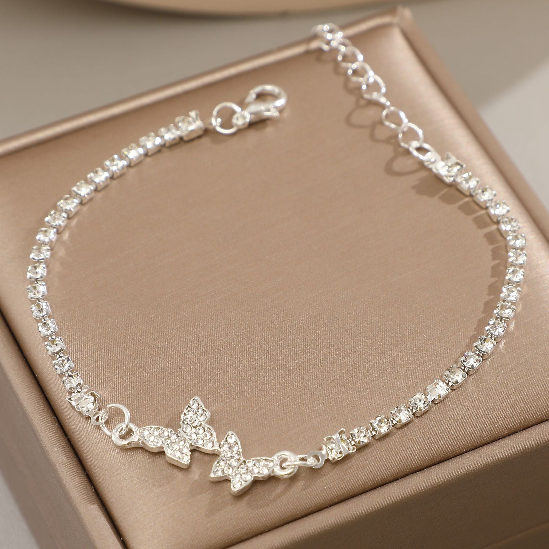 Damenarmband mit funkelnden Schmetterlingsanhängern Shop Nory