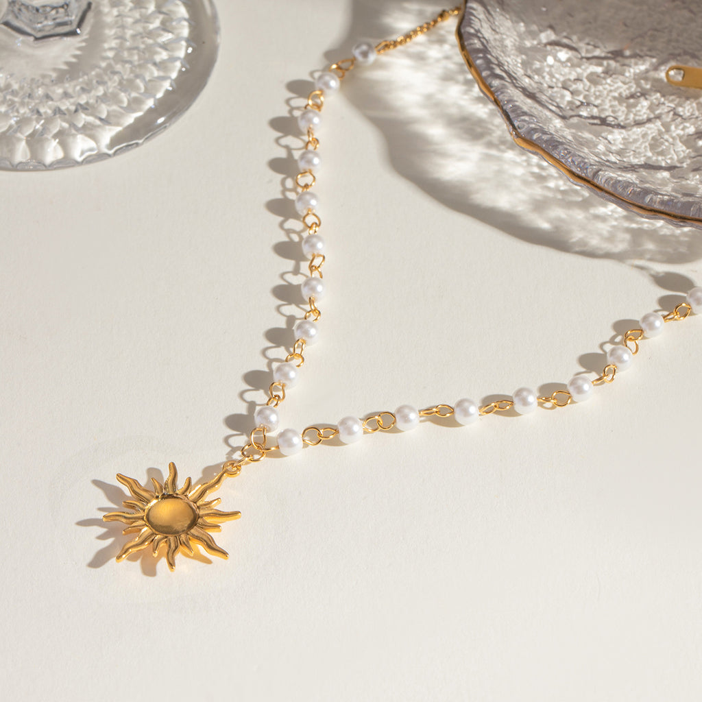Damen Halskette mit Sonnenanhänger und Perlenakzenten Shop Nory
