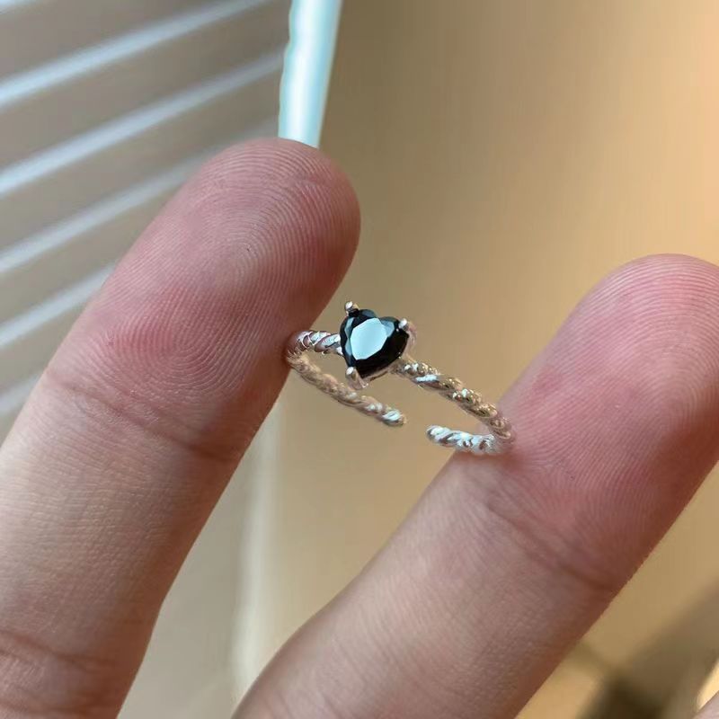 Damen Offener Ring mit kunstvollem Twist-Design und funkelndem Herzstein Shop Nory
