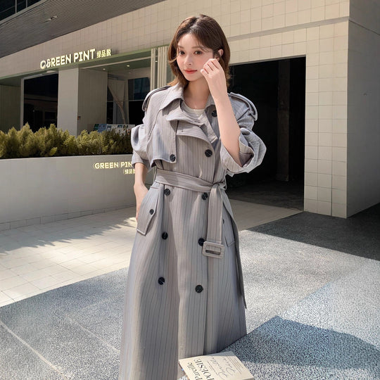 Damen Eleganter Maxilanger Nadelstreifen-Trench mit Schulterpatten und gerafften Ärmeln Shop Nory