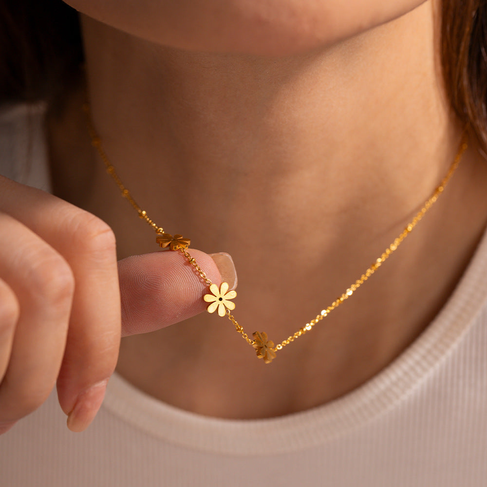 Damen Halskette mit floralen Anhängern und eleganter Gliederstruktur Shop Nory