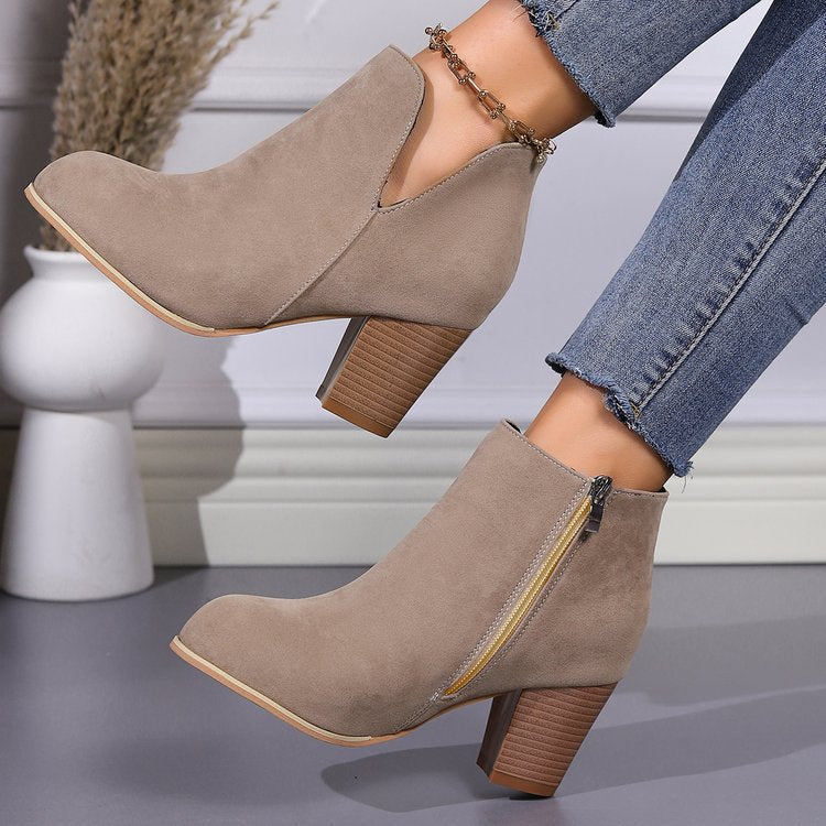 Damen Kurzstiefeletten mit V‑Ausschnitt, seitlichem Reißverschluss und robustem Blockabsatz Shop Nory
