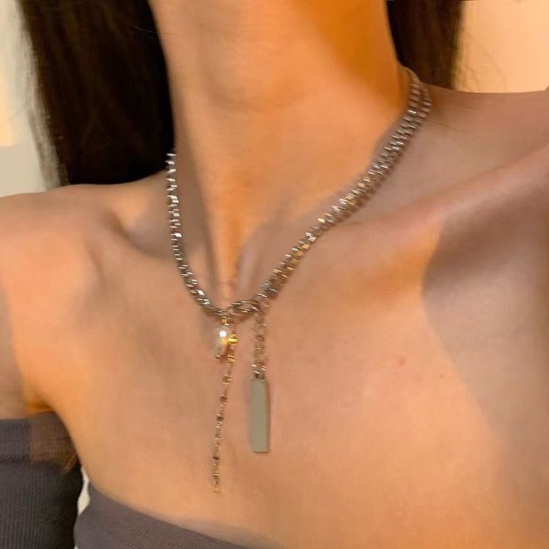 Damen Halskette mit filigranem Kettenmuster und eleganten Anhängern Shop Nory