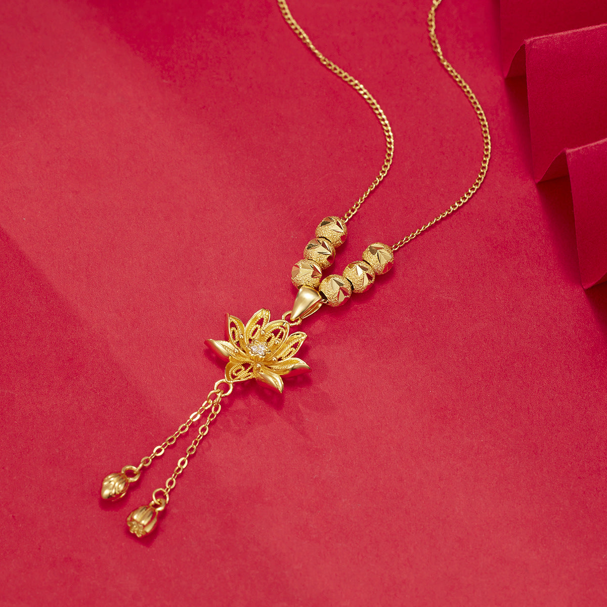 Damen Halskette mit kunstvollem Lotus-Anhänger und filigraner Gliederkette Shop Nory