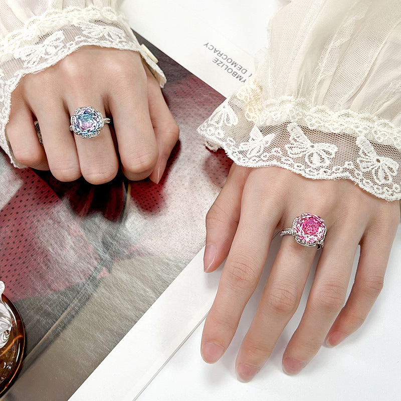 Luxuriöser Cocktailring aus Sterlingsilber mit Halo, großem facettiertem synthetischen Edelstein und Pavé-Band
