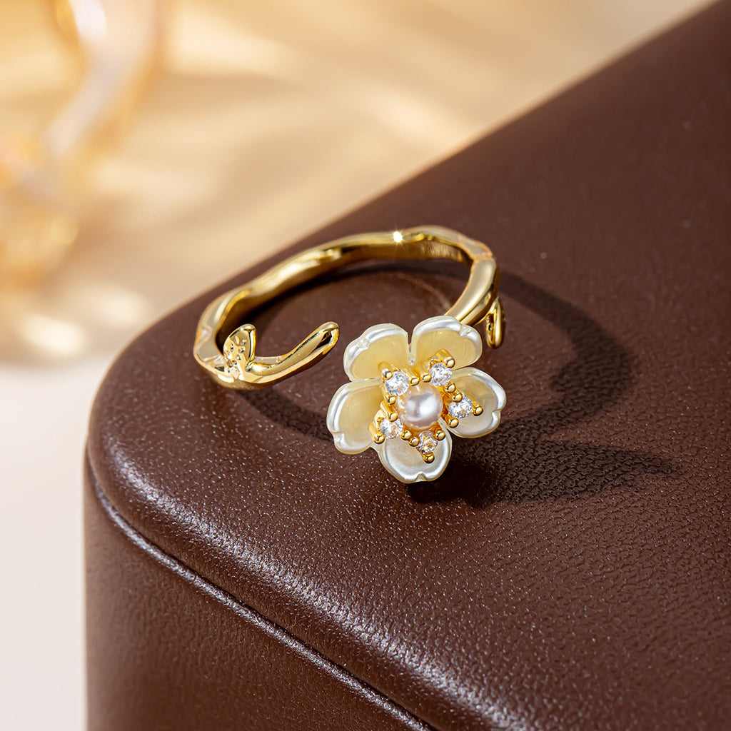 Damenring mit floralen Akzenten und Perlenverzierung Shop Nory