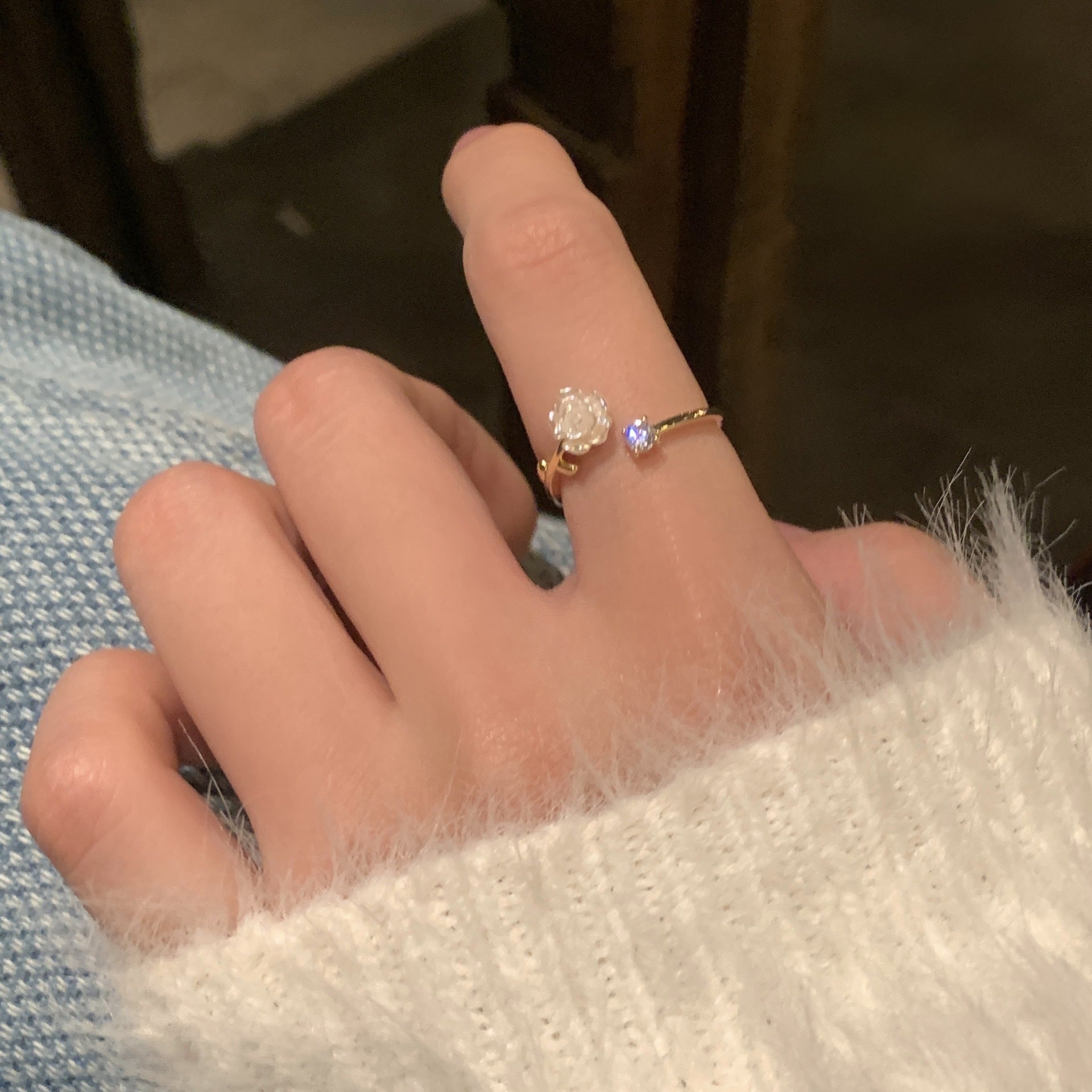 Damenring mit kunstvollem Rosenmotiv und funkelndem Zirkonia Shop Nory