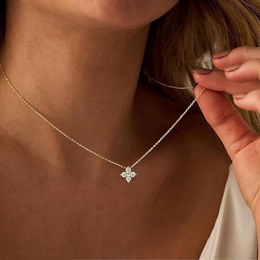 Damen Halskette mit funkelndem Blumenanhänger und hochwertigem Kettendesign Shop Nory