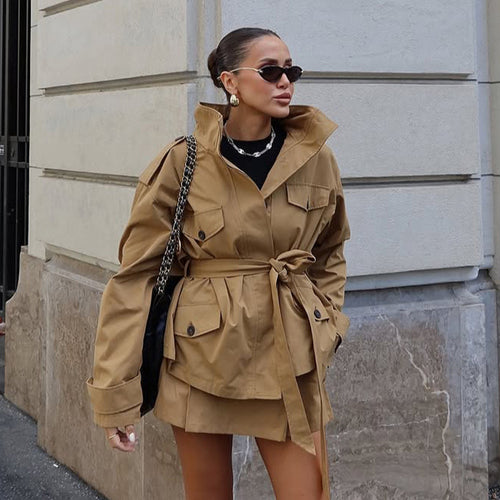 Damen Taillierte Utility-Jacke mit Bindegürtel, hohem Stehkragen und Pattentaschen Shop Nory