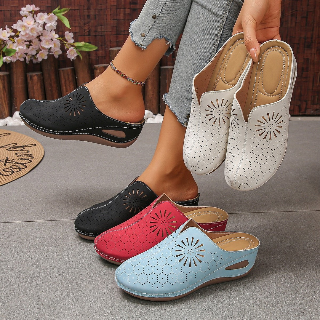 Damen Bequeme Perforierte Slipper-Mules mit Blumenstanzung und gepolstertem Fußbett Shop Nory