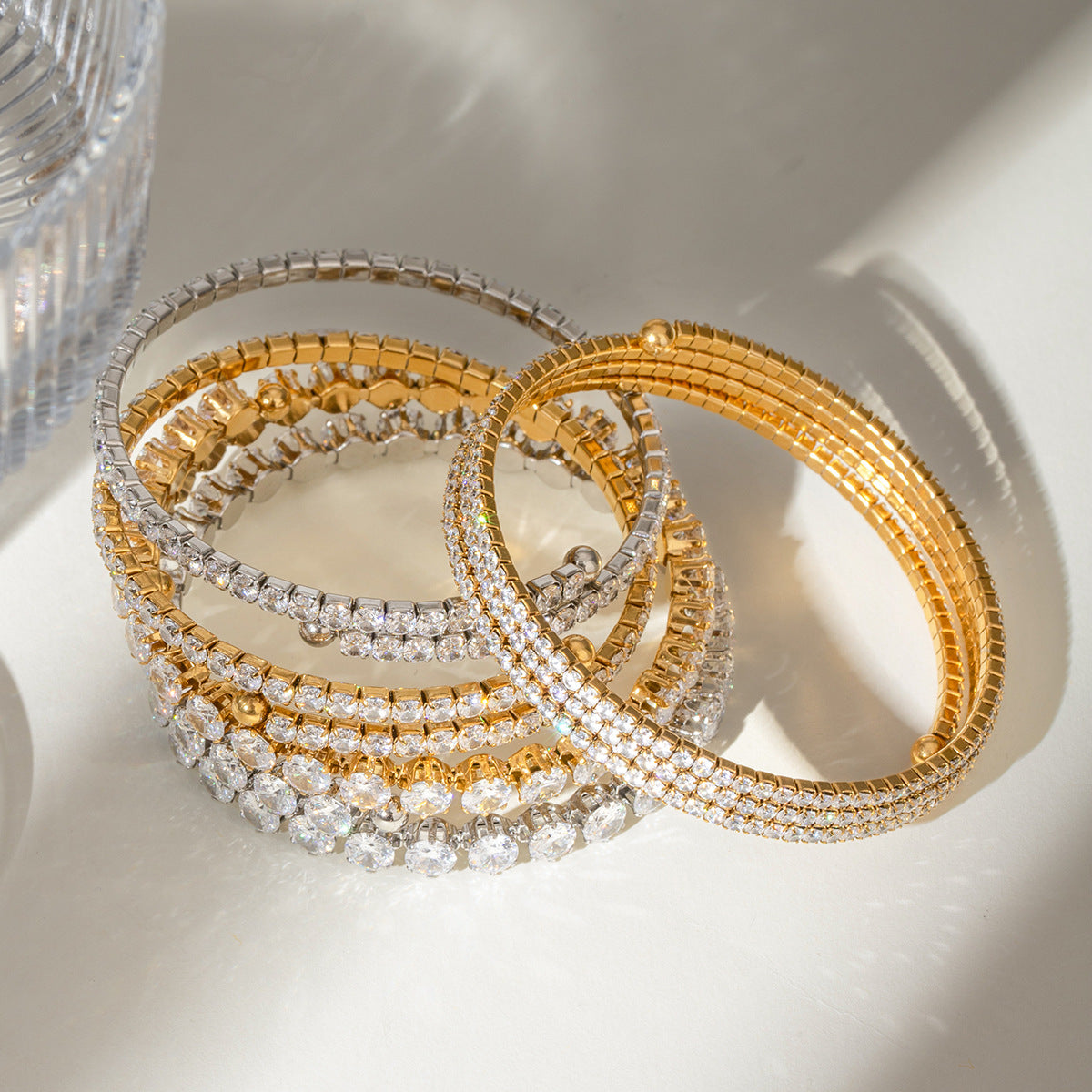 Damen Offenes Armband mit funkelnden Zirkonia-Akzenten Shop Nory